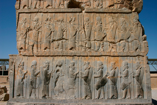 Изображения персидских воинов, несущих копья