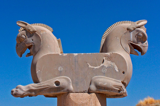 Колонна с мифологическими существами с телом льва и головой орла